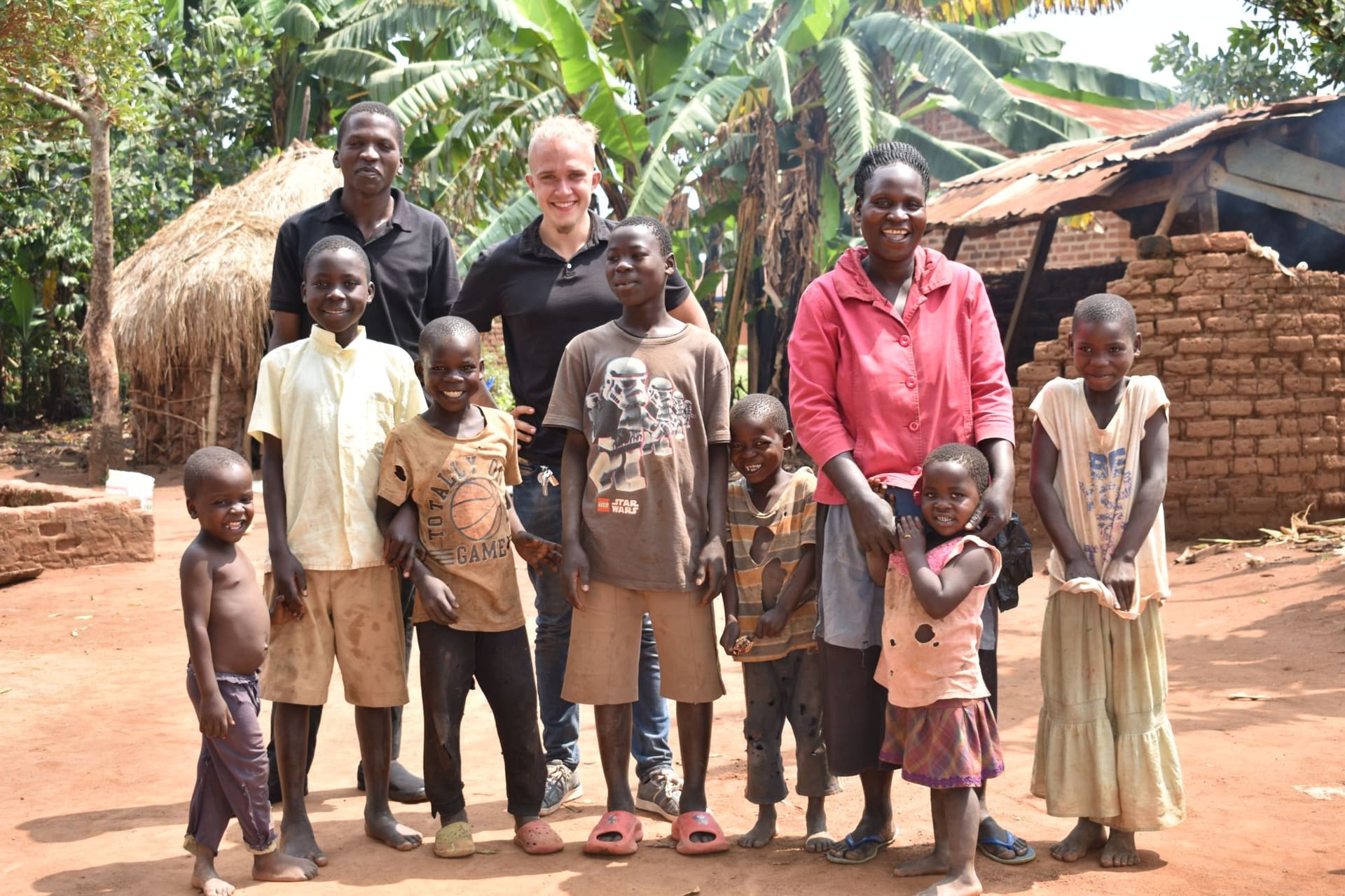 Projektteam mit einer geförderten Familie in Uganda 2024