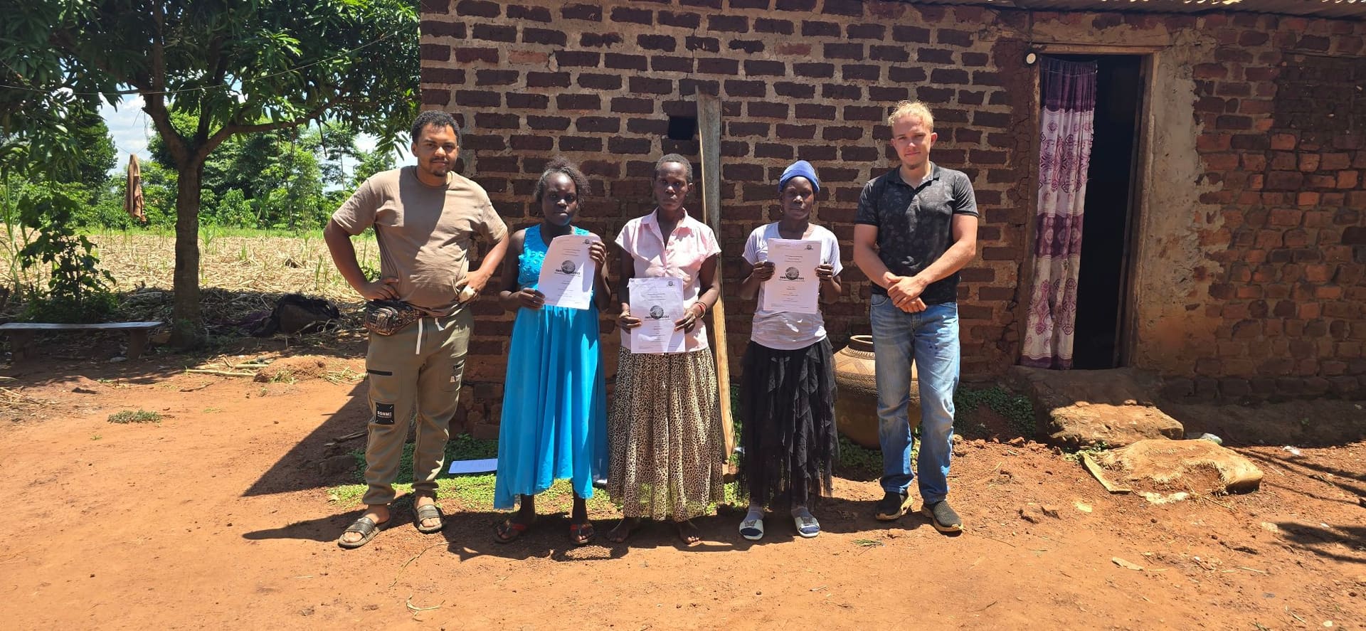 Projektteam mit geförderten Frauen in Uganda 2025
