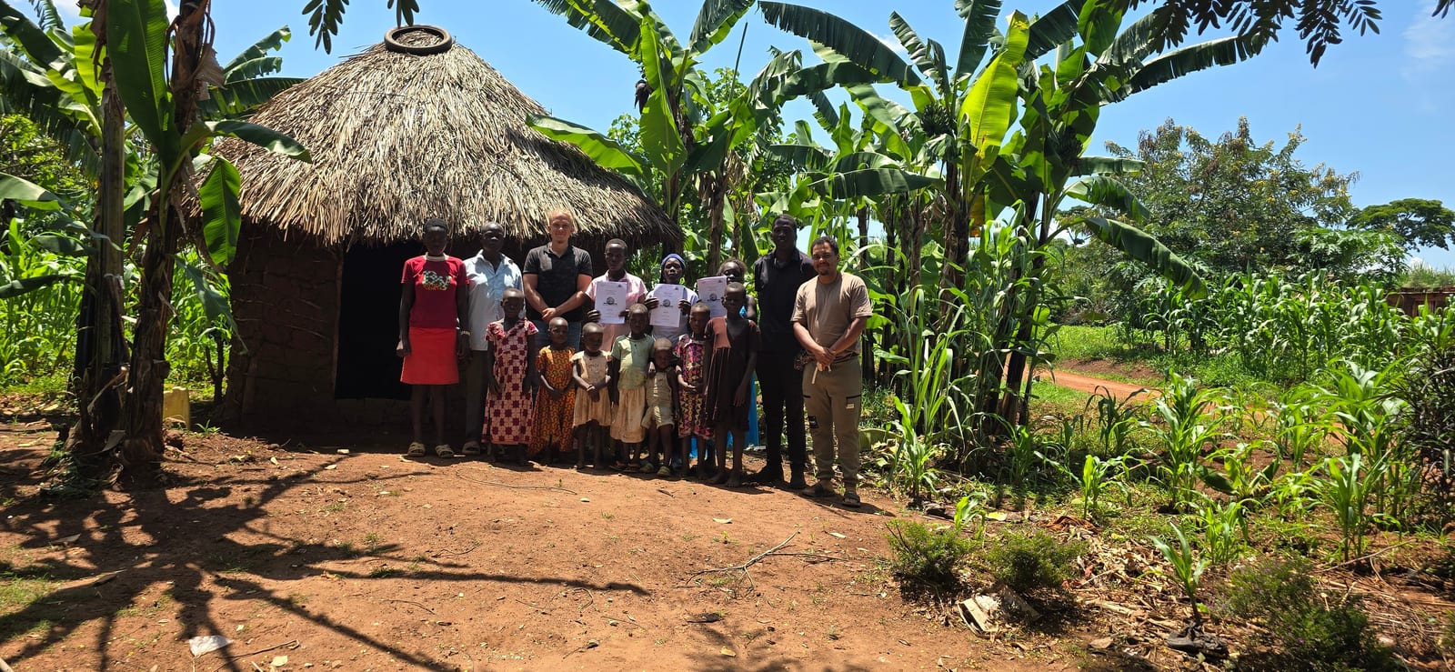 Direct Transfers Team bei der Arbeit vor Ort in Uganda